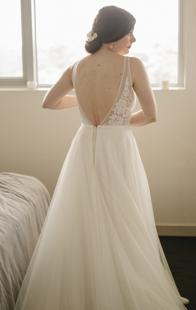 2024 Gorgeous A Line V Neck Backless Lace Tulle White Wedding Dresses